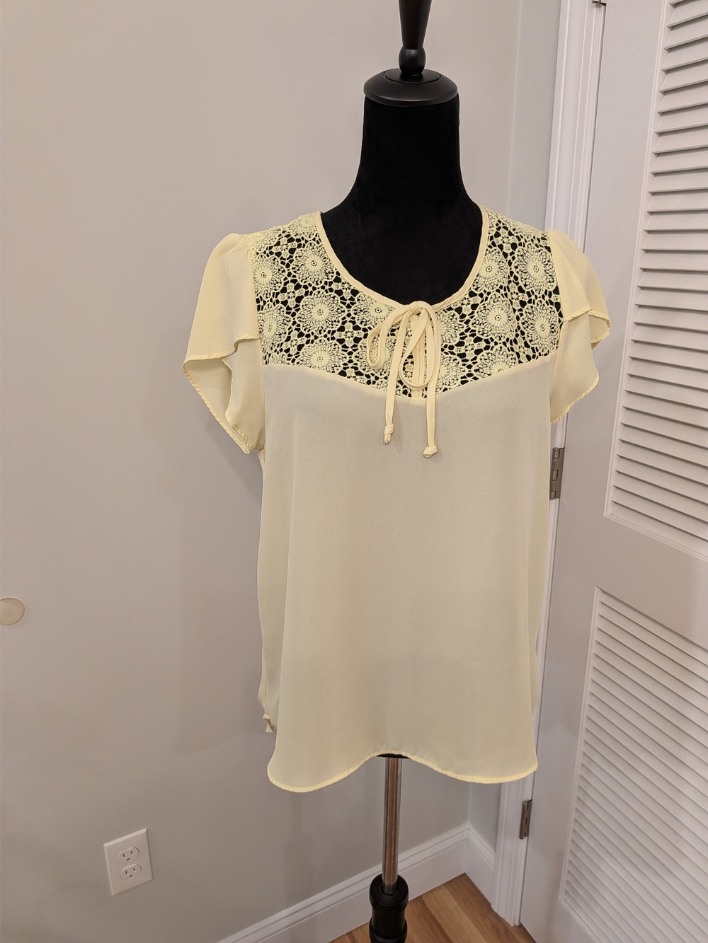 Lemon Color Lace Yoke Flutter Sleeve Blouse Size Medium